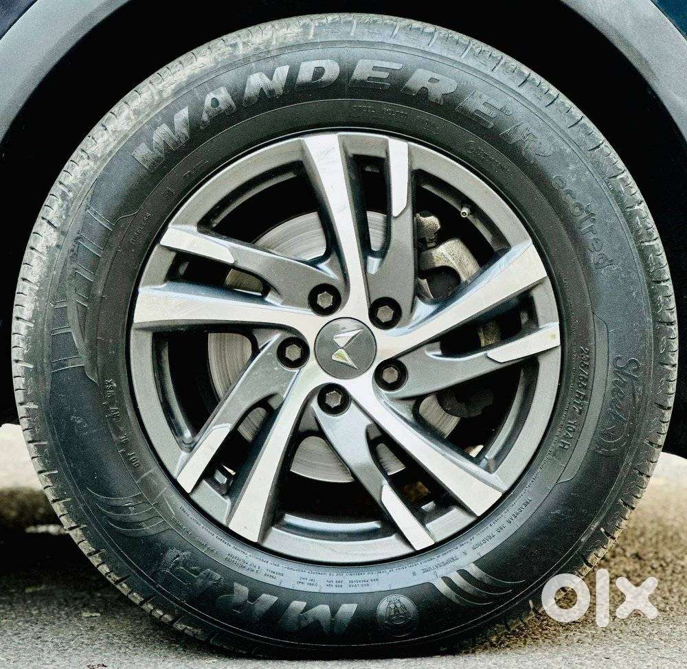 Mahindra Xuv700 2.0 Ax 5 Petrol Mt 7 Str, 2022, Diesel