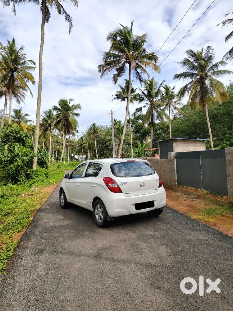 *i20 1.4 Sportz
 *2012 Model
*asking Price:2,50,000
*price Negotiable