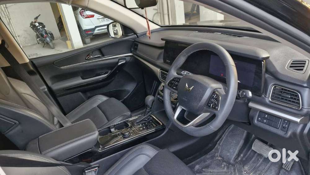 Mahindra Xuv700 2.2 Ax 7 Diesel At Luxury Pack Str Awd, 2025, Diesel