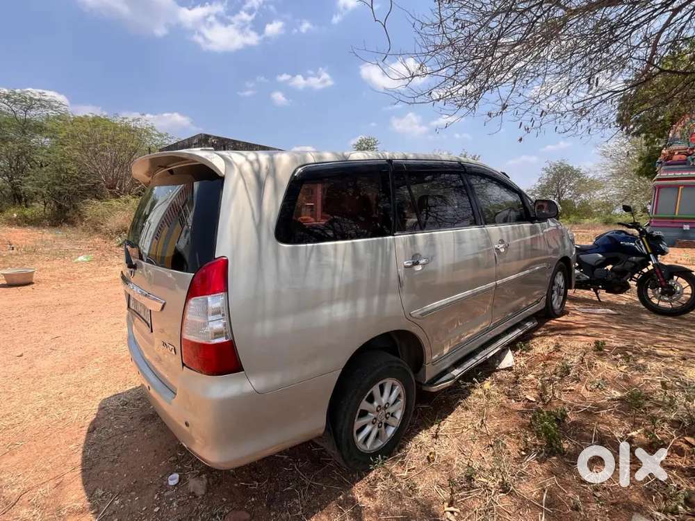 Toyota Innova V 2012