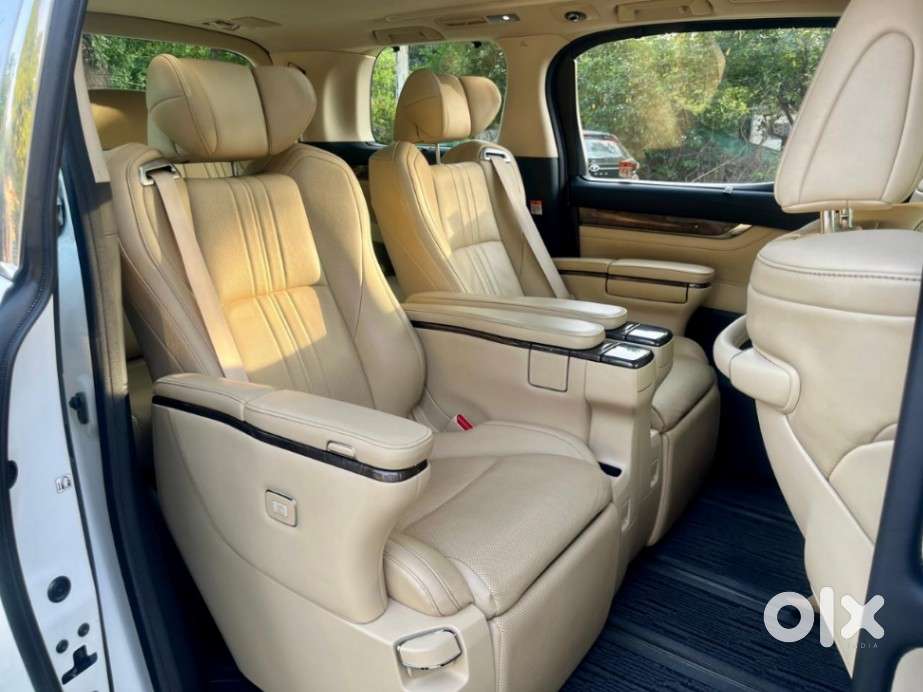 Toyota Vellfire 2.5 Executive Lounge, 2022, Petrol