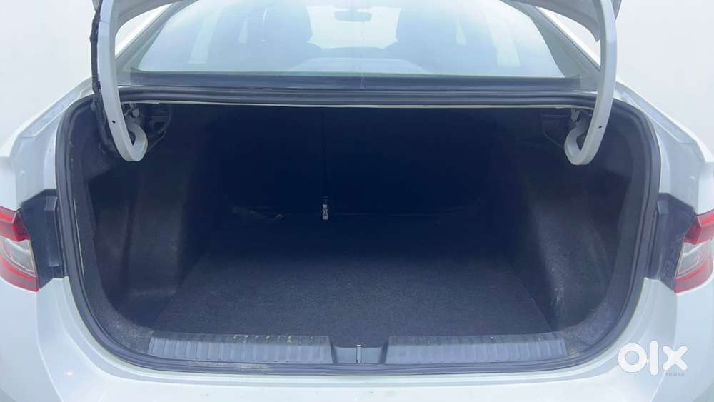 Skoda Slavia Style 1.0l Tsi At, 2022, Petrol
