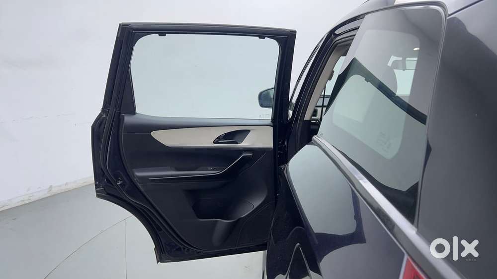 Mahindra Xuv700 2.2 Ax 5 Diesel At Str, 2023, Diesel