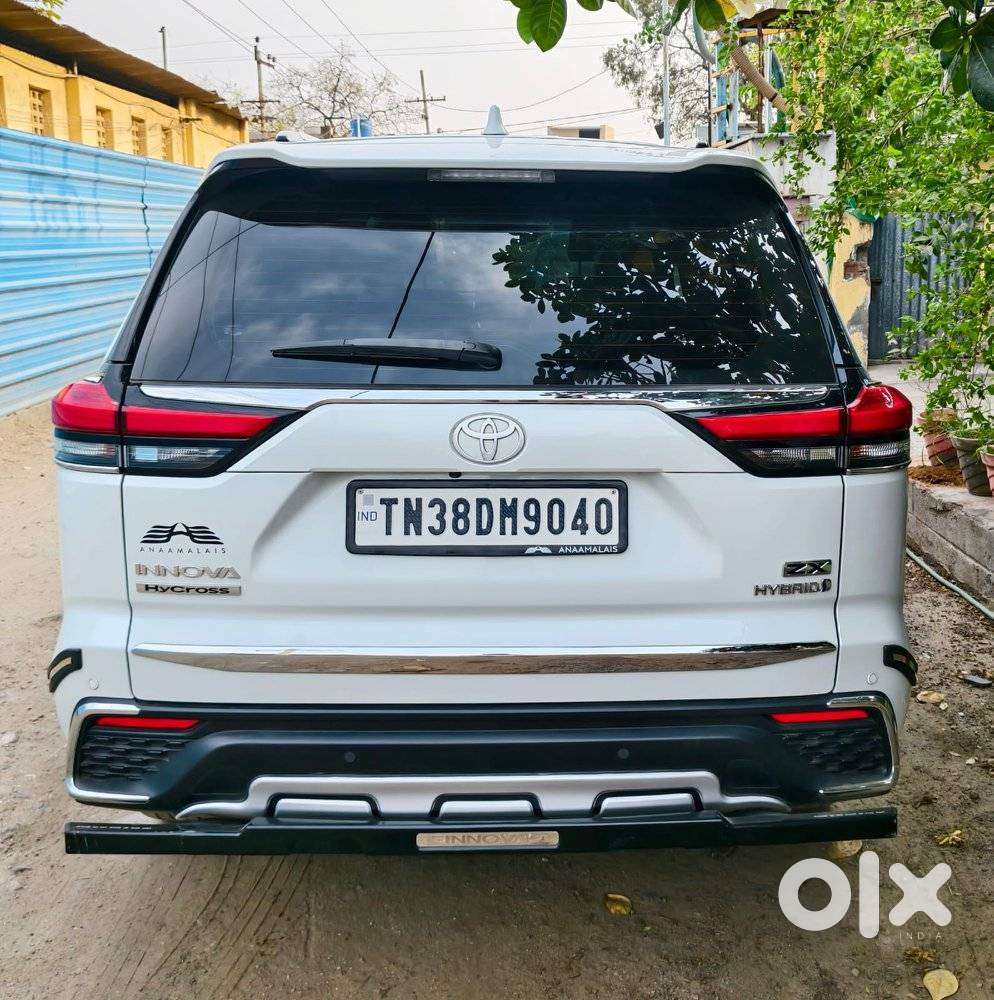 Toyota Innova Hycross