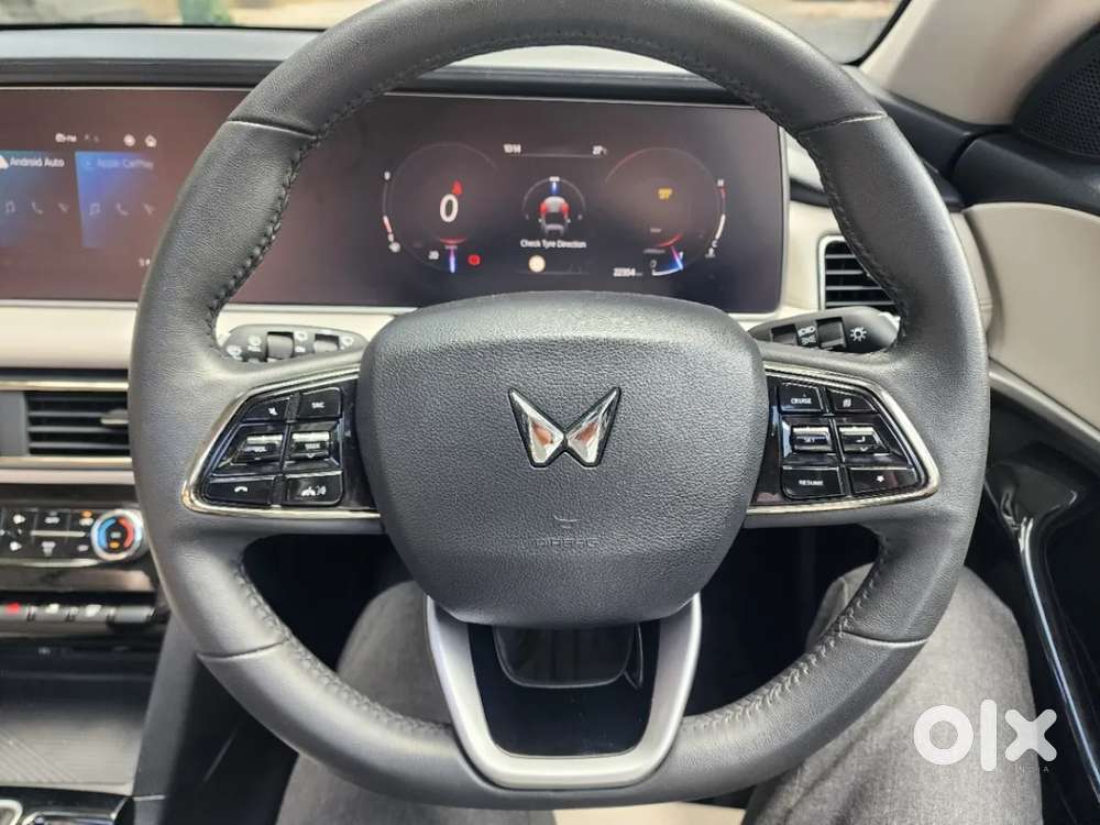 Mahindra Xuv700 2.0 Ax 7 Petrol Mt Str, 2025, Petrol