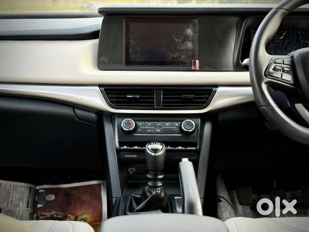 Mahindra Xuv700 Mx Petrol Mt 5 Str (e), 2024, Petrol