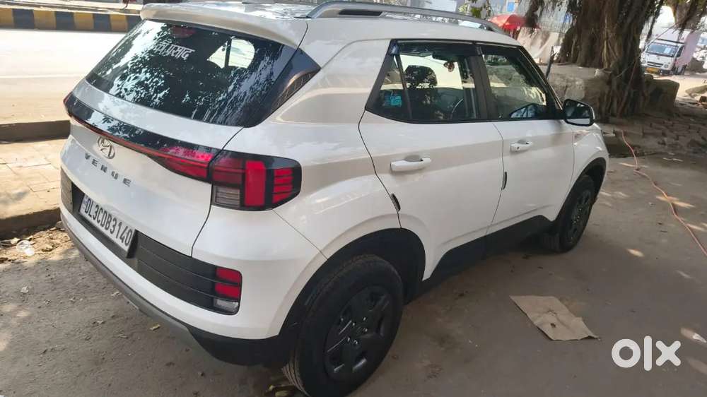 Hyundai Venue 2024 August Petrol, Only 8700 Km Driven. Price 750000