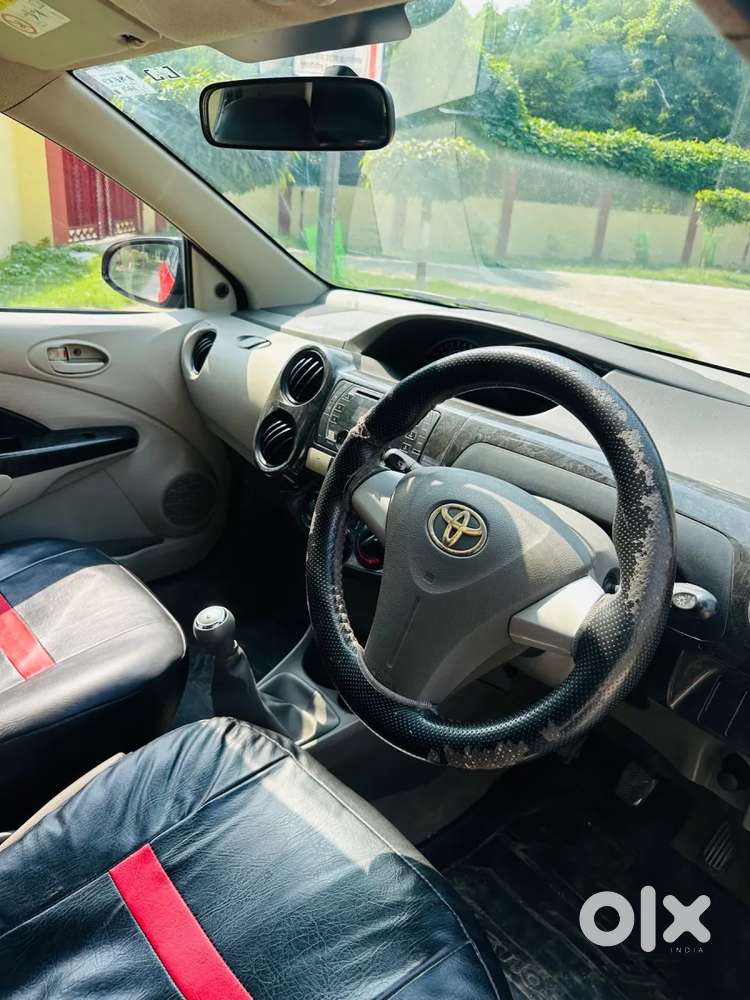 Toyota Etios Liva V Dual Tone, 2016, Petrol