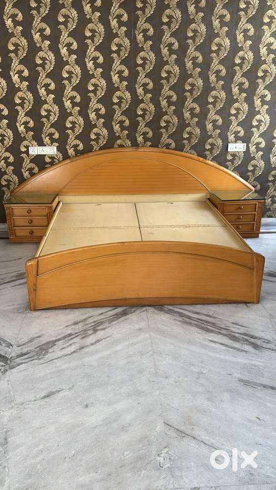 Bed & cabinet