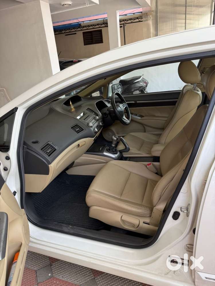 White Honda Civic. 1.8l Mt. 2010.