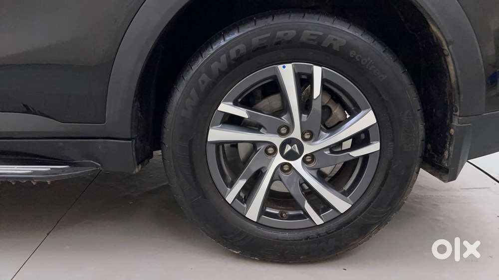 Mahindra Xuv700 2.0 Ax 5 Petrol At Str, 2025, Petrol
