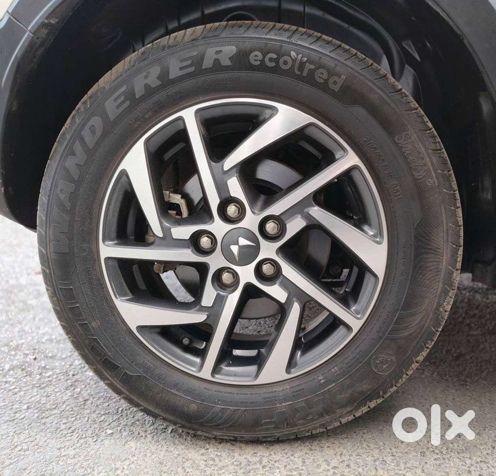 Mahindra Xuv300 1.2 W8 (o) Amt Petrol, 2023, Petrol
