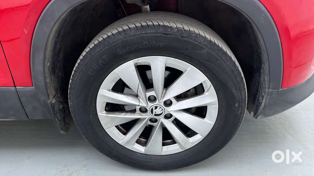 Skoda Kylaq Signature, 2025, Petrol