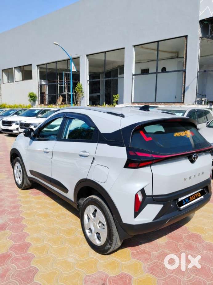 Tata Nexon, 2025, Petrol