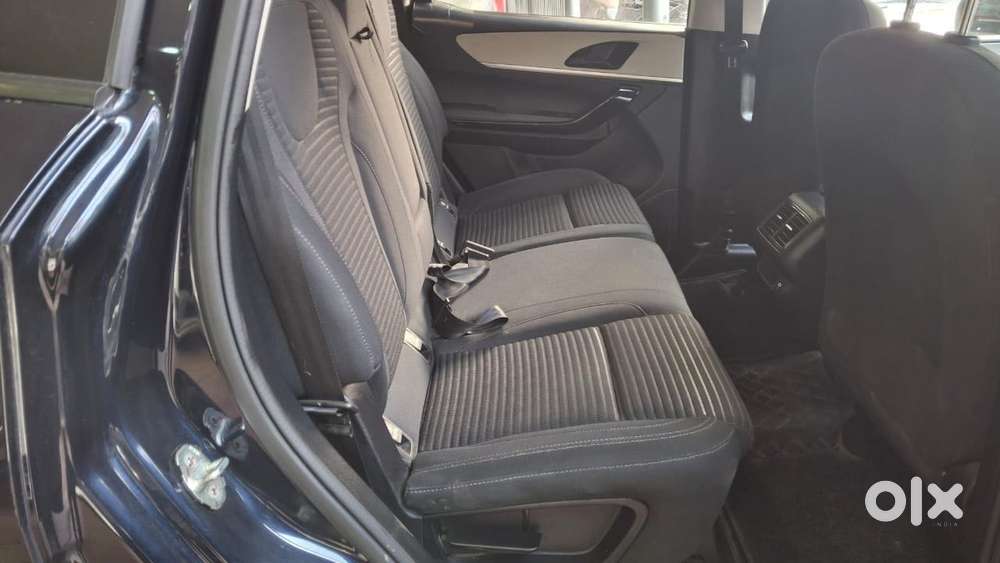 Mahindra Xuv700 Ax 5 Petrol Mt 7 Str (e), 2022, Petrol