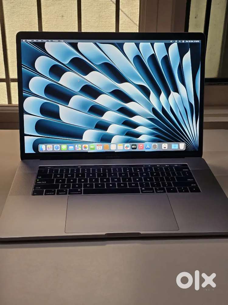 Macbook Pro 2018 15 inch Intel i7 good condition
