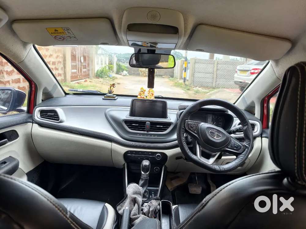Tata Altroz Xz 1.2 Petrol Dct (2023) - Downtown Red