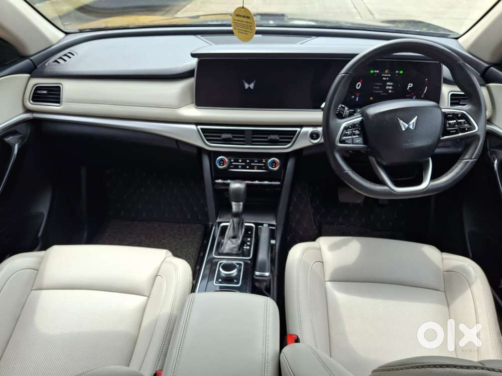 Mahindra Xuv700 2.0 Ax 7 Petrol At Str, 2023, Petrol