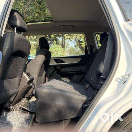 Mahindra Xuv700 2.0 Ax 5 Petrol At Str, 2023, Petrol