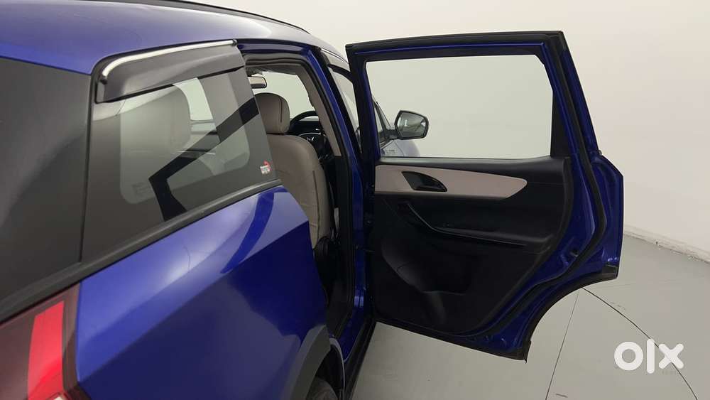 Mahindra Xuv700 2.0 Ax 5 Petrol Mt 7 Str, 2022, Petrol