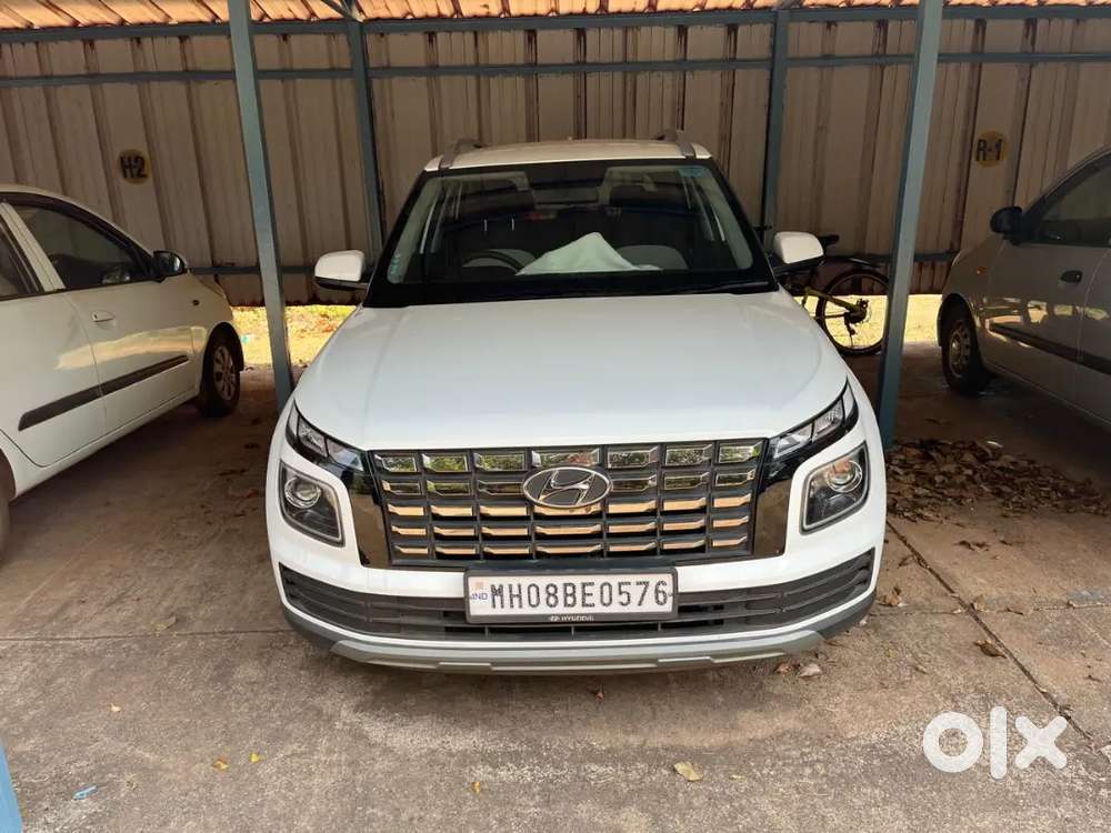 Hyundai Venue 2024 Petrol Well Maintained