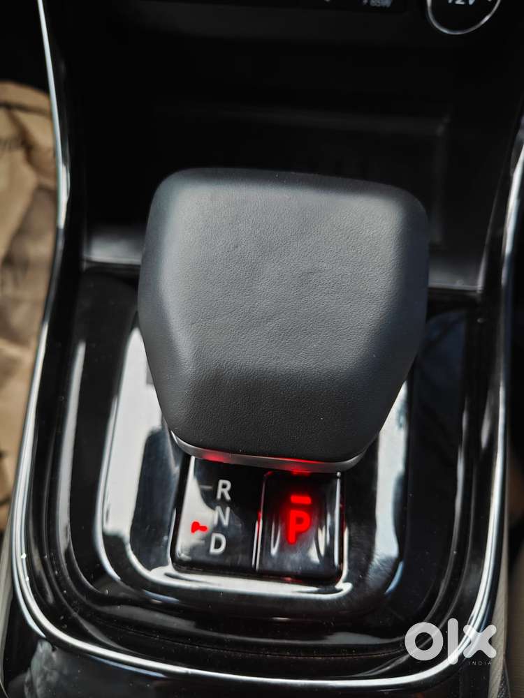 Tata Altroz, 2025, Petrol