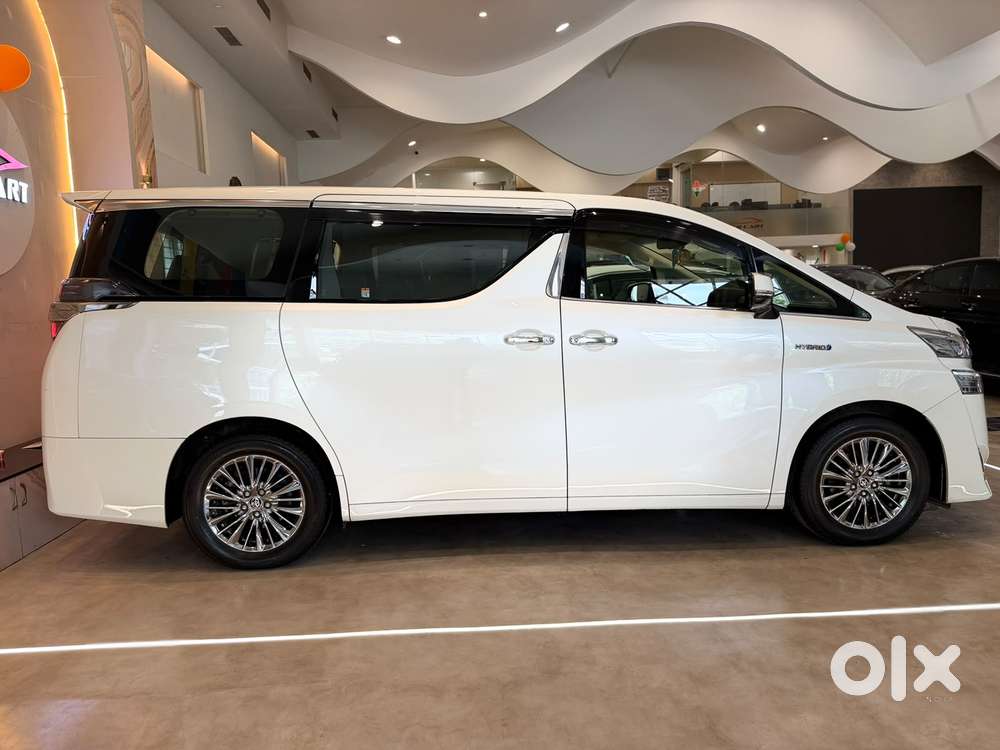 Toyota Vellfire 2.5 Executive Lounge, 2023, Petrol