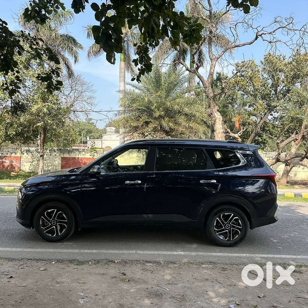 Kia Carens 2022 Diesel Next To Showroom