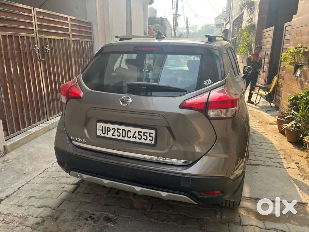 Nissan Car 5 Seater
