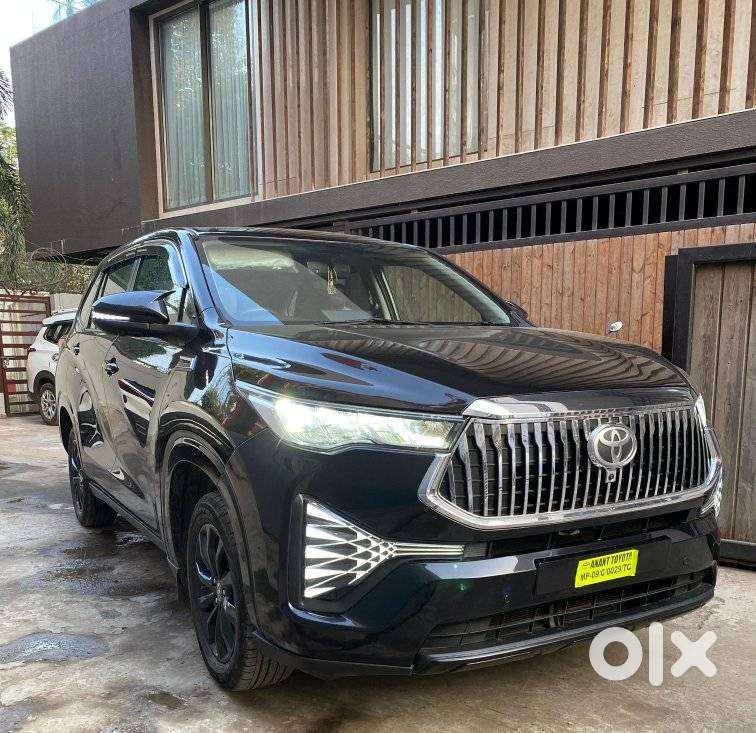 Toyota Innova Hycross