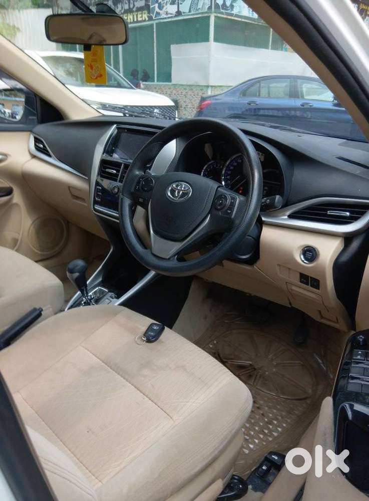 Toyota Yaris V Cvt, 2018, Petrol