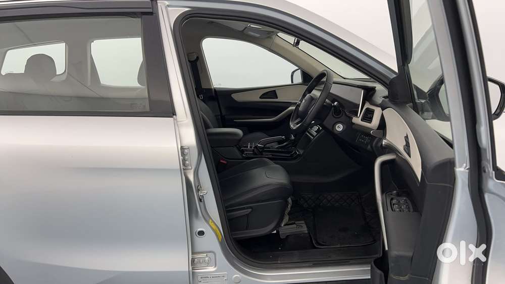 Mahindra Xuv700 2.0 Ax 3 Petrol At 5 Str, 2021, Petrol