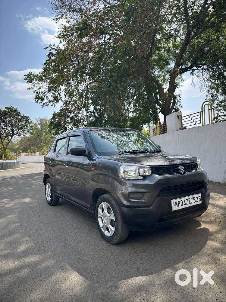 Maruti Suzuki S Presso Next To Showroom