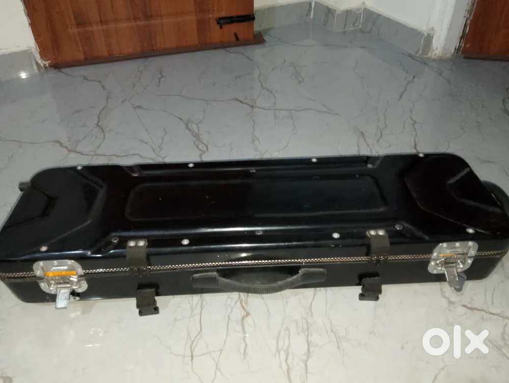 Flute Hardcase and E base flute . Only for the serious buyer .