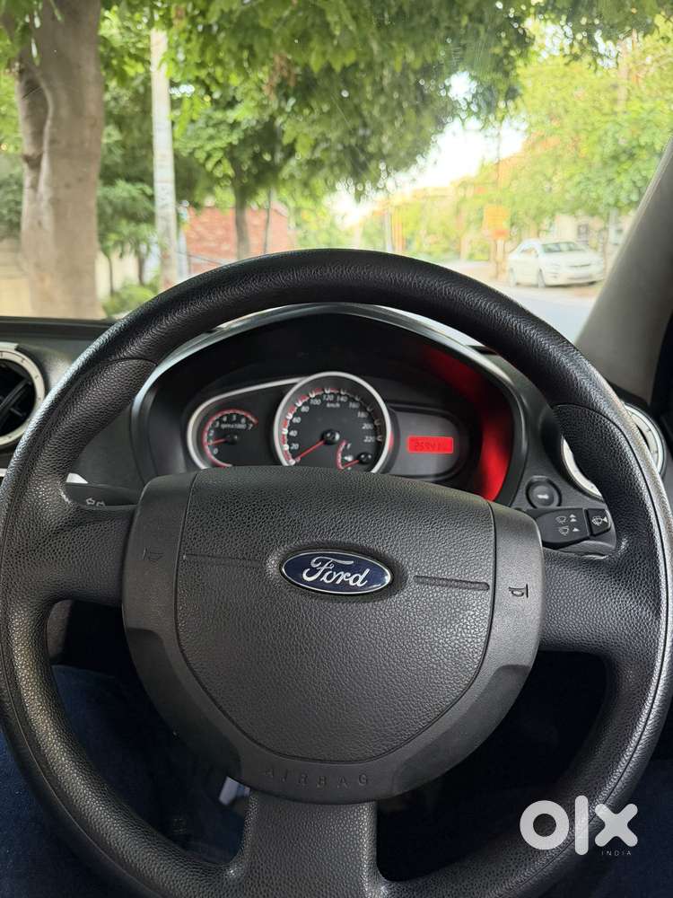 Ford Figo Petrol Titanium, 2011, Petrol