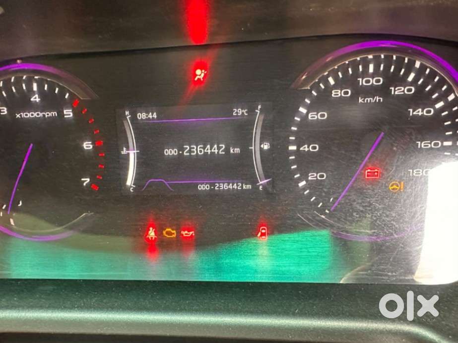 Mahindra Marazzo M6, 2018, Diesel