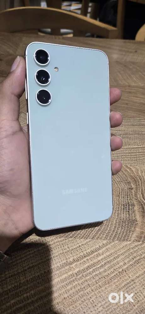 SAMSUNG S23 FE  -  8/256GB - WITH BOX AND CHARGER