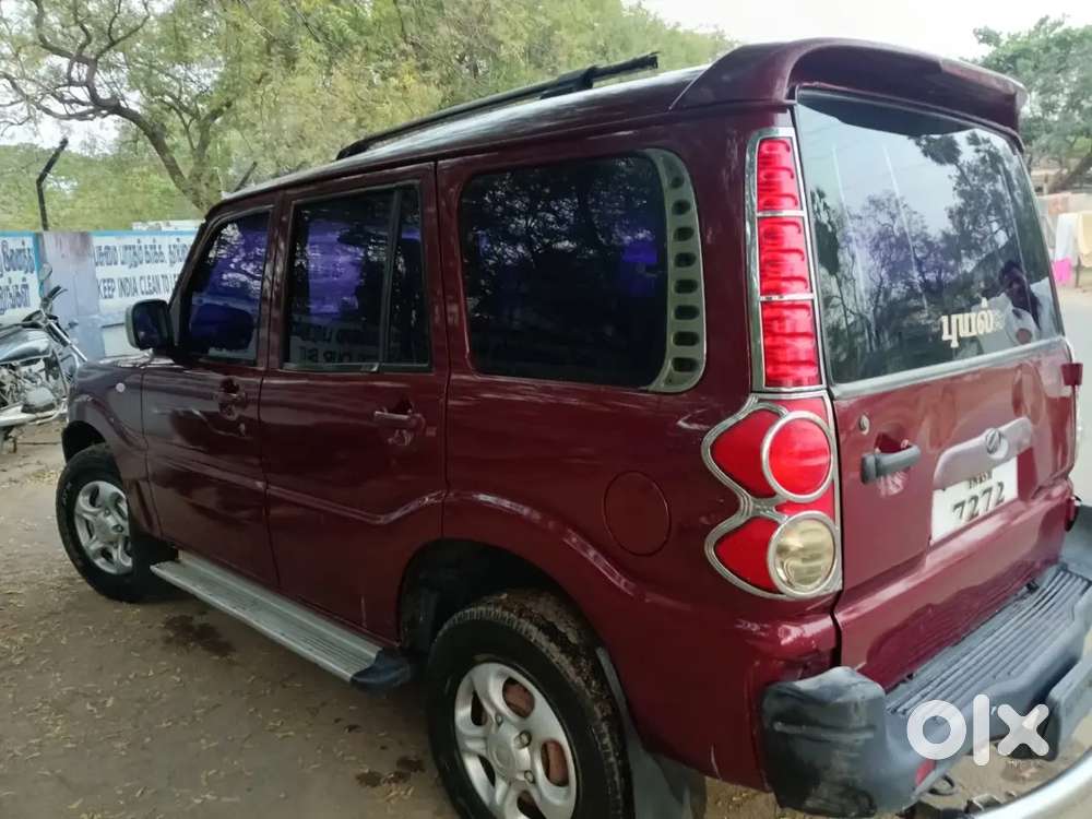 Mahindra Scorpio Red