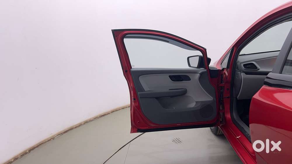 Tata Altroz 1.2 Xe, 2020, Petrol