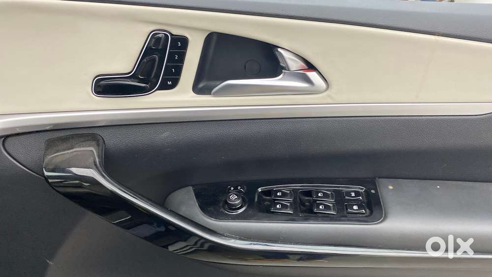 Mahindra Xuv700 2.0 Ax 7 Petrol At Str, 2021, Petrol