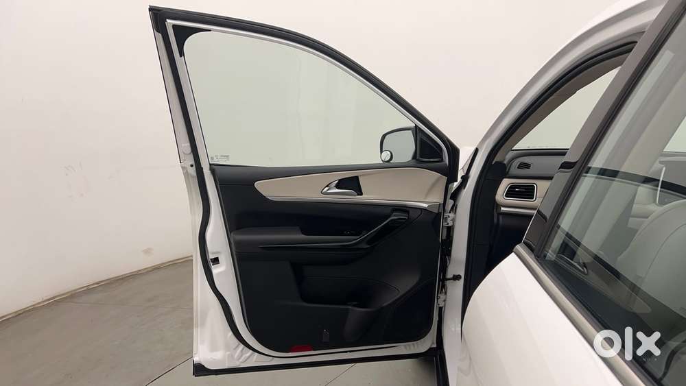 Mahindra Xuv700 2.2 Ax 7 Diesel At Luxury Pack Str, 2022, Diesel
