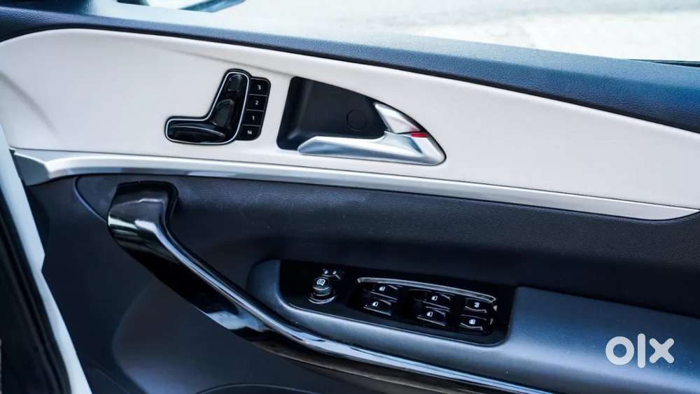 Mahindra Xuv700 2.0 Ax 7 Petrol At Str, 2022, Petrol