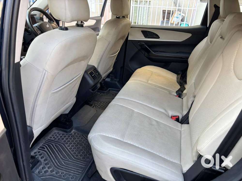 Mahindra Xuv700 Ax5 Petrol Mt 7 Seater 2022