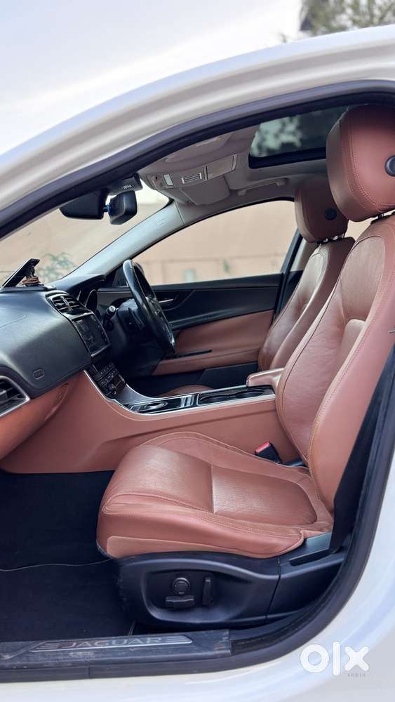 Jaguar Xe Portfolio, 2017, Petrol
