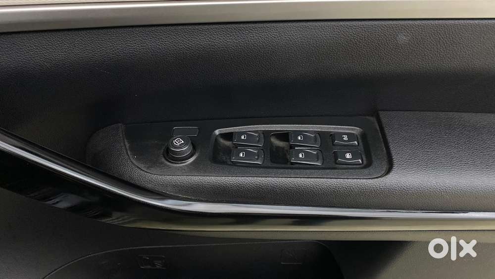 Mahindra Xuv700 2.0 Ax 5 Petrol At Str, 2023, Petrol