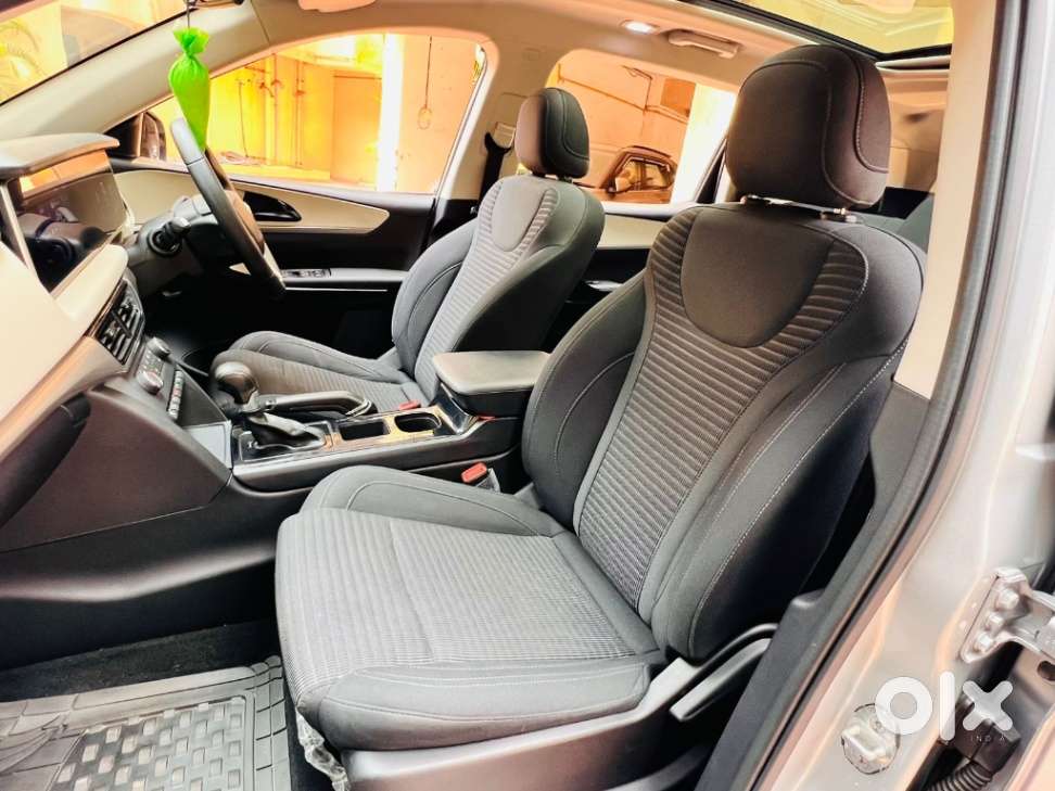 Mahindra Xuv700 Ax 5 Petrol Mt Str (e), 2022, Petrol