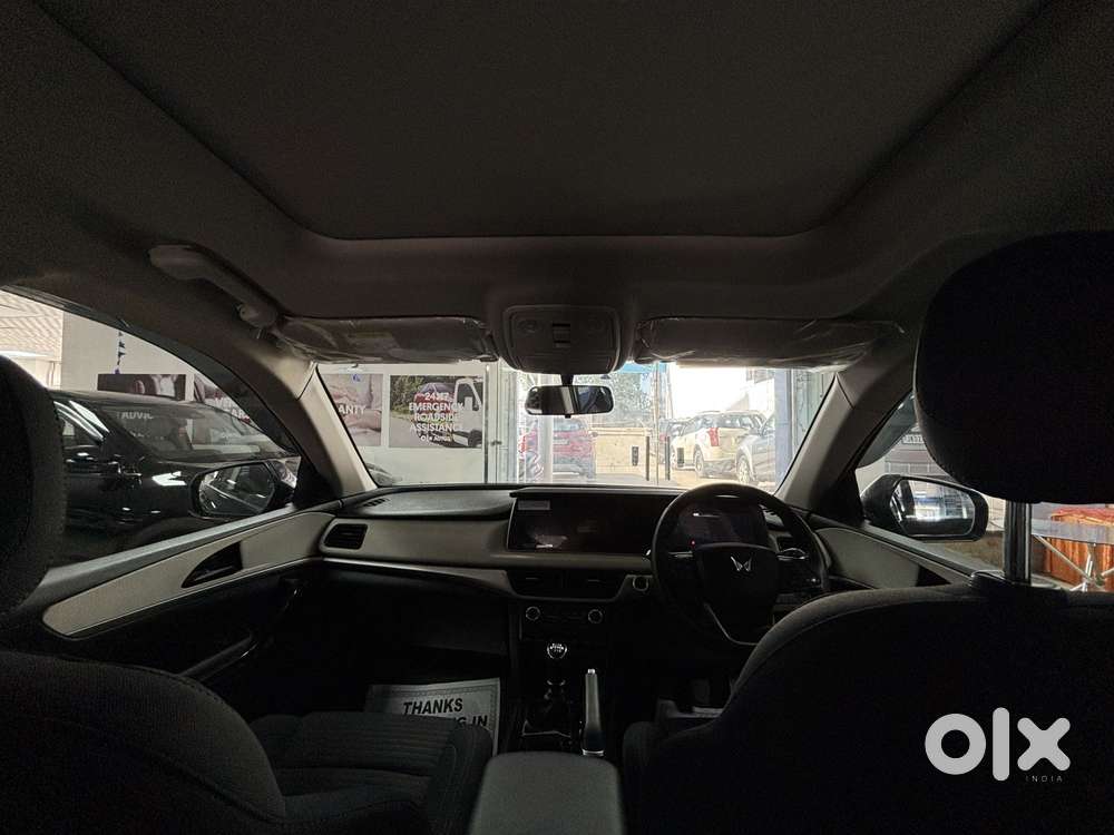 Mahindra Xuv700 Ax 5 Petrol Mt 7 Str (e), 2024, Petrol