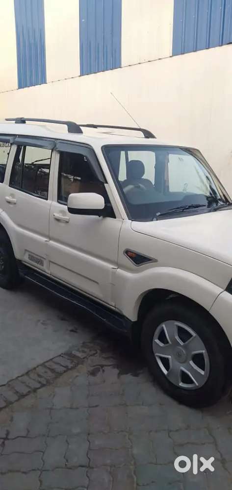 Mahindra Scorpio S6 Plus 2015 Diesel Manual