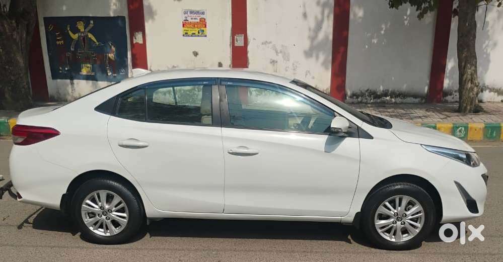 Toyota Yaris V Cvt, 2019, Petrol