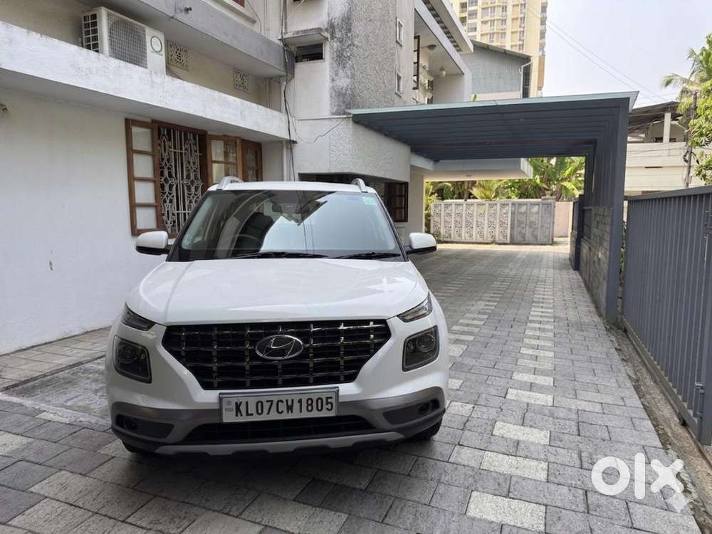 Hyundai Venue 2021 Petrol 18337 Km Driven Well Maintained